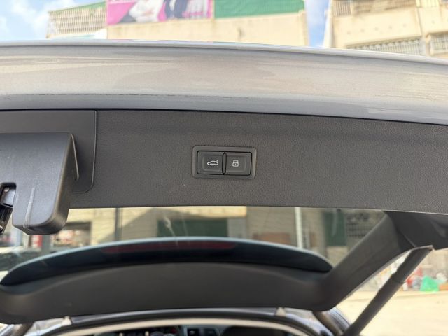 30 TFSI版 6安全氣囊 HID頭燈 電動座椅 電動尾門 倒車雷達 加裝衛星導航 固定原廠保養  第4張相片