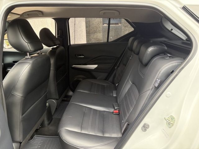 2022年式 智行旗艦版 定速巡航 恆溫空調 360環景 倒車顯影 加裝電子後視鏡 原廠8年保固中 僅跑7萬多  第5張相片