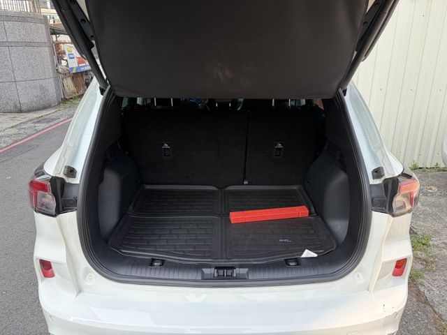 Vignale旗艦客車版 全景天窗 雙前座電動椅 電尾門 數位儀表 360環景 新車價129.9萬 僅跑6萬  第3張相片