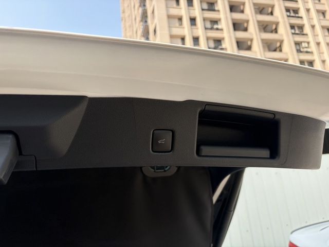 Vignale旗艦客車版 全景天窗 雙前座電動椅 電尾門 數位儀表 360環景 新車價129.9萬 僅跑6萬  第4張相片