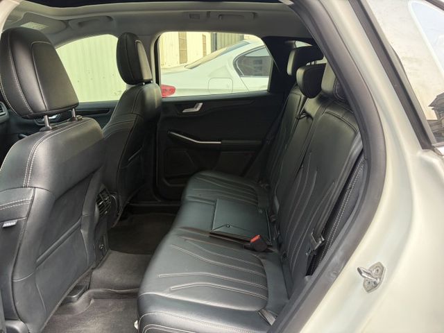 Vignale旗艦客車版 全景天窗 雙前座電動椅 電尾門 數位儀表 360環景 新車價129.9萬 僅跑6萬  第6張相片