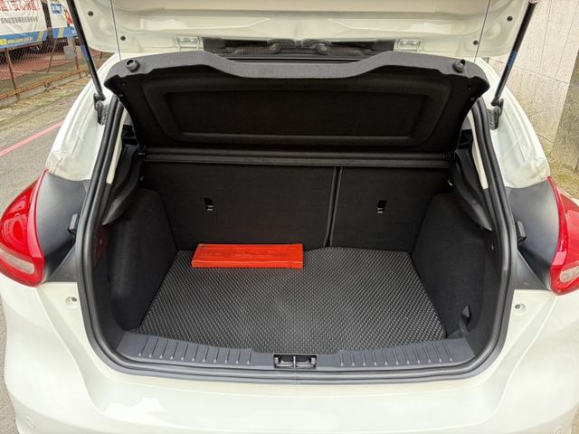 2018年式 天窗頂級運動版 I-KEY 定速巡航 換檔撥片 倒車顯影 藍芽 盲點偵測 儀錶板資訊幕  第3張相片