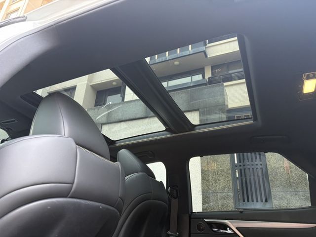 F Sport版 電動椅 電尾門 全景天窗 360環景 盲點偵測 衛星導航 抬頭顯示器 換擋撥片 僅跑7萬多公里  第8張相片