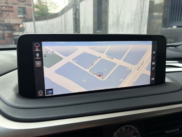 F Sport版 電動椅 電尾門 全景天窗 360環景 盲點偵測 衛星導航 抬頭顯示器 換擋撥片 僅跑7萬多公里  第9張相片