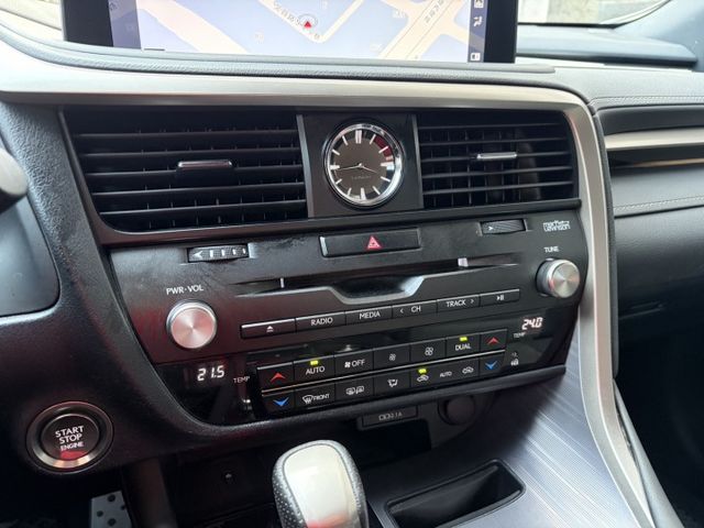 F Sport版 電動椅 電尾門 全景天窗 360環景 盲點偵測 衛星導航 抬頭顯示器 換擋撥片 僅跑7萬多公里  第11張相片