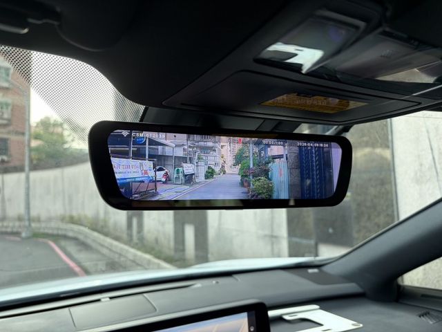 F Sport版 電動椅 電尾門 全景天窗 360環景 盲點偵測 衛星導航 抬頭顯示器 換擋撥片 僅跑7萬多公里  第14張相片