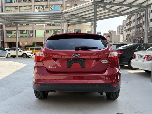 2015年 FOCUS1.6五門運動版 定速巡航 雙區恆溫空調 加裝電子後視鏡 僅跑10萬公里 原廠保養 全車原版件  第2張相片