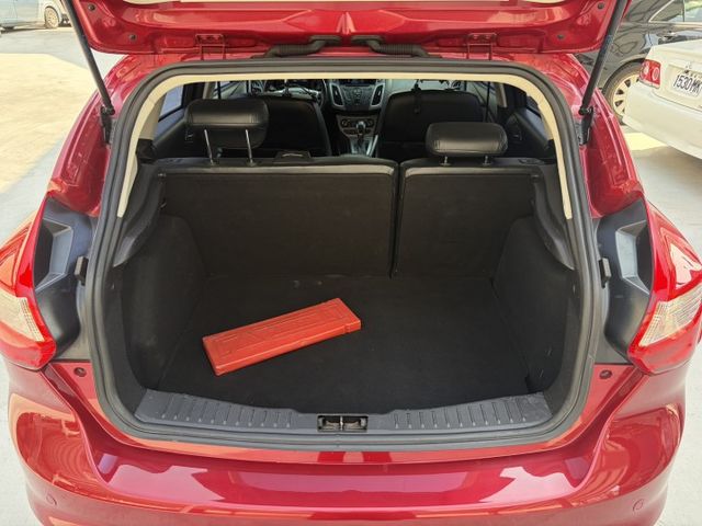 2015年 FOCUS1.6五門運動版 定速巡航 雙區恆溫空調 加裝電子後視鏡 僅跑10萬公里 原廠保養 全車原版件  第3張相片