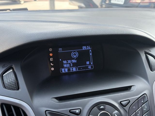 2015年 FOCUS1.6五門運動版 定速巡航 雙區恆溫空調 加裝電子後視鏡 僅跑10萬公里 原廠保養 全車原版件  第6張相片