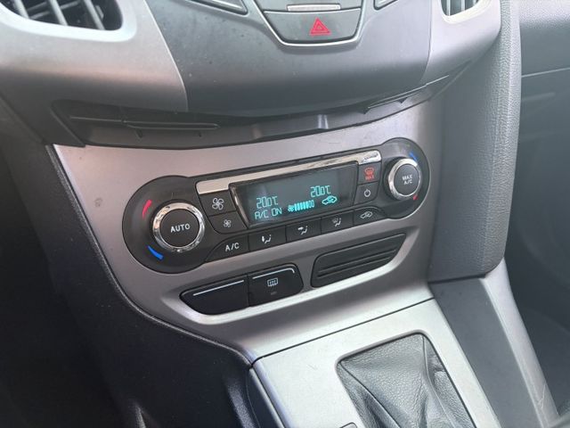 2015年 FOCUS1.6五門運動版 定速巡航 雙區恆溫空調 加裝電子後視鏡 僅跑10萬公里 原廠保養 全車原版件  第8張相片