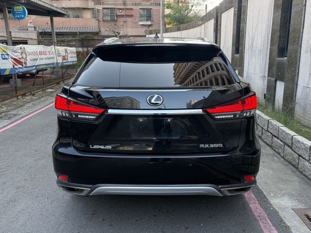 旗艦版 電動通風座椅 電尾門 全景天窗 全速域ACC 衛星導航 360環景 抬頭顯示器 固定原廠保養  第2張相片