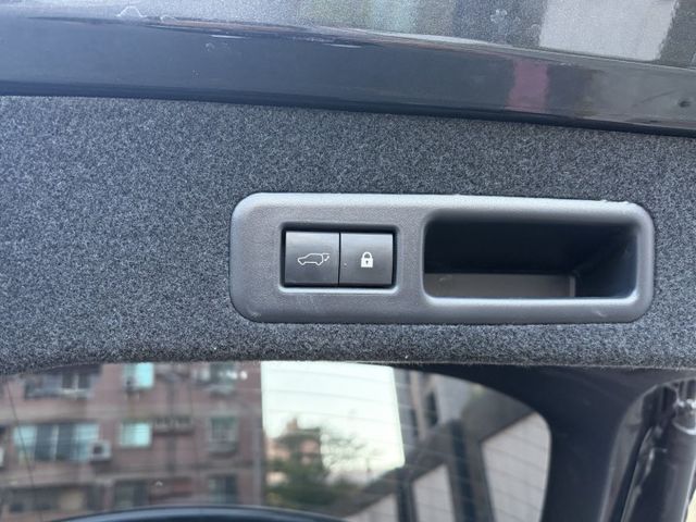 旗艦版 電動通風座椅 電尾門 全景天窗 全速域ACC 衛星導航 360環景 抬頭顯示器 固定原廠保養  第4張相片