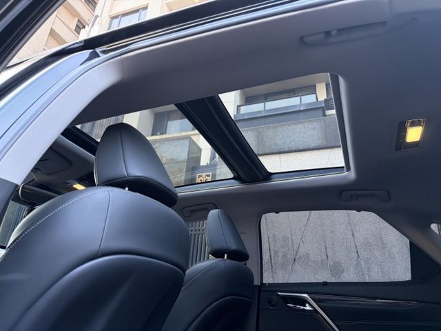 旗艦版 電動通風座椅 電尾門 全景天窗 全速域ACC 衛星導航 360環景 抬頭顯示器 固定原廠保養  第8張相片