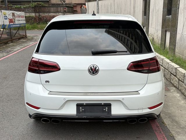 2018年式 Golf R版 電動天窗 電動椅 數位儀表 衛星導航 倒車顯影 雙區恆溫空調 I-Key 僅跑7萬多公里  第2張相片