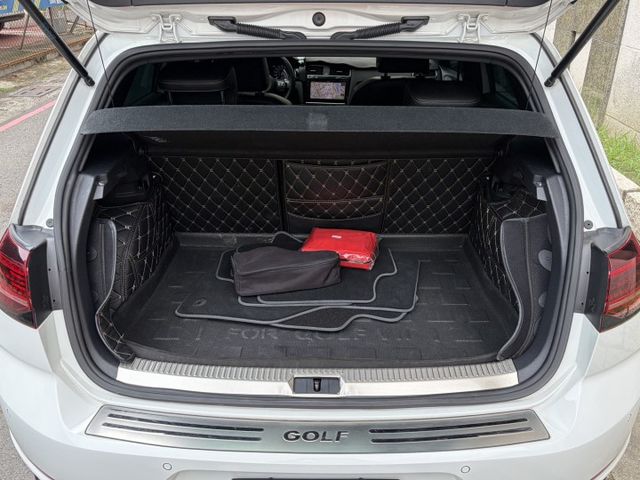 2018年式 Golf R版 電動天窗 電動椅 數位儀表 衛星導航 倒車顯影 雙區恆溫空調 I-Key 僅跑7萬多公里  第3張相片