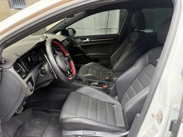 2018年式 Golf R版 電動天窗 電動椅 數位儀表 衛星導航 倒車顯影 雙區恆溫空調 I-Key 僅跑7萬多公里  第4張相片