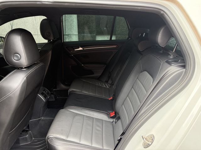 2018年式 Golf R版 電動天窗 電動椅 數位儀表 衛星導航 倒車顯影 雙區恆溫空調 I-Key 僅跑7萬多公里  第5張相片