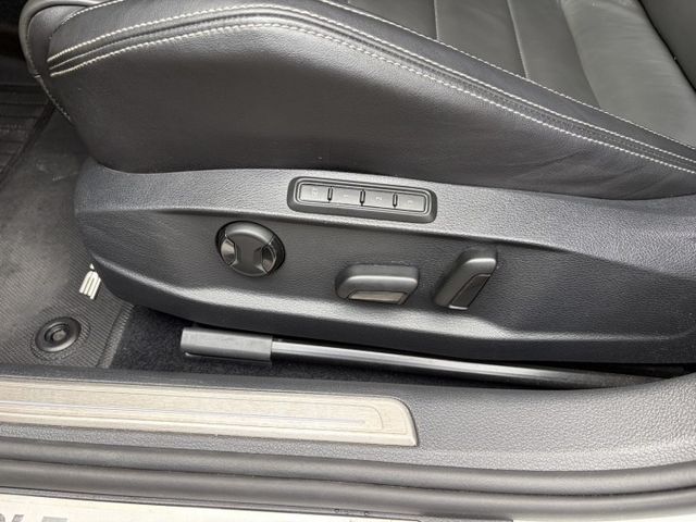 2018年式 Golf R版 電動天窗 電動椅 數位儀表 衛星導航 倒車顯影 雙區恆溫空調 I-Key 僅跑7萬多公里  第6張相片