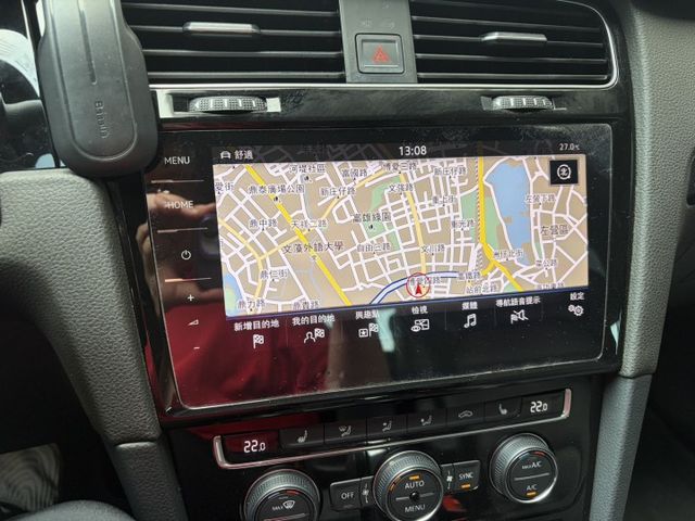 2018年式 Golf R版 電動天窗 電動椅 數位儀表 衛星導航 倒車顯影 雙區恆溫空調 I-Key 僅跑7萬多公里  第7張相片