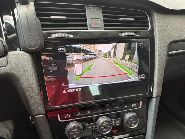 2018年式 Golf R版 電動天窗 電動椅 數位儀表 衛星導航 倒車顯影 雙區恆溫空調 I-Key 僅跑7萬多公里  第8張相片