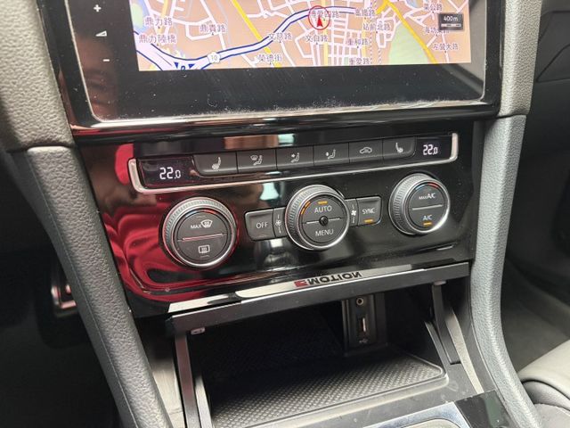 2018年式 Golf R版 電動天窗 電動椅 數位儀表 衛星導航 倒車顯影 雙區恆溫空調 I-Key 僅跑7萬多公里  第9張相片