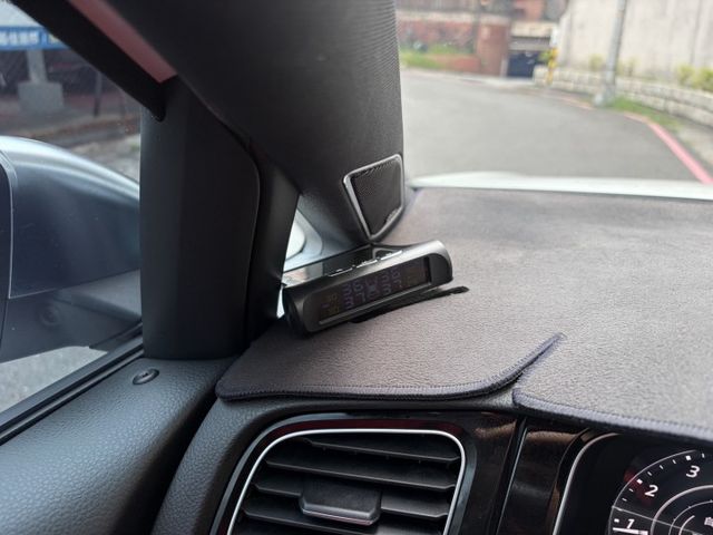 2018年式 Golf R版 電動天窗 電動椅 數位儀表 衛星導航 倒車顯影 雙區恆溫空調 I-Key 僅跑7萬多公里  第12張相片