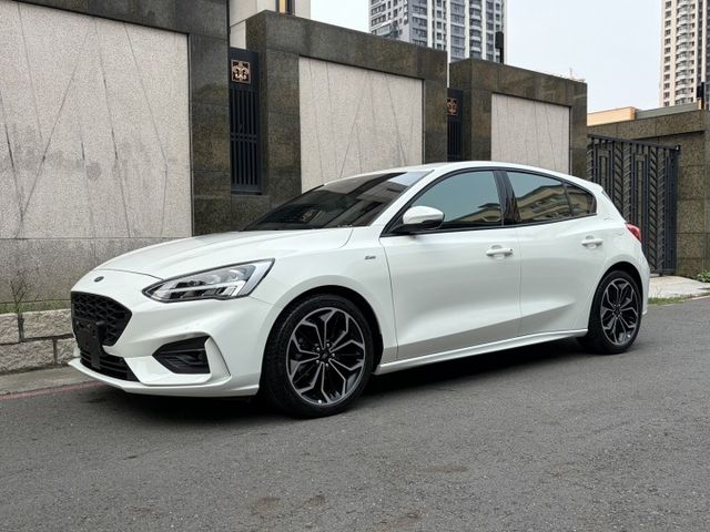 ST-Line版 LED燈組 抬頭顯示器 無線充電盤 ACC跟車 衛星導航 倒車顯影 換擋撥片 僅跑3萬多公里  第1張相片