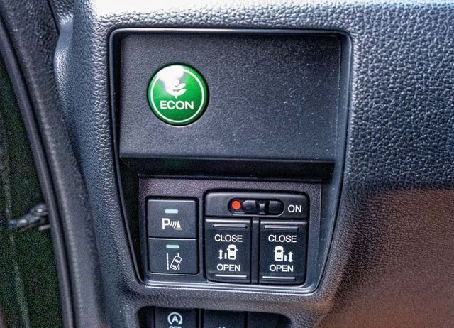 Apex頂級版 七人座 LED頭燈 盲點偵測 空力套件 電動天窗 雙電動滑門 環景影像 倒車顯影 雙區恆溫  第18張相片