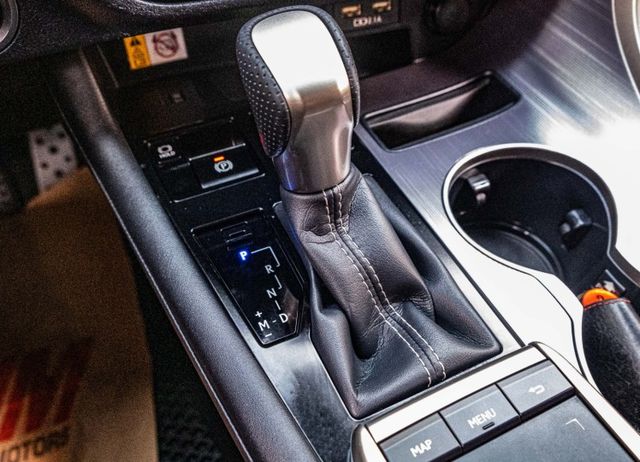 F Sport版 電動椅 電尾門 全景天窗 360環景 盲點偵測 衛星導航 抬頭顯示器 換擋撥片 僅跑7萬多公里  第15張相片