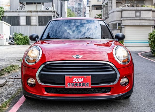 2016年式MINI ONE 加裝衛星導航系統 I-KEY 循跡防滑 怠速熄火 電折後視鏡 冷暖空調 僅跑9萬多公里  第2張相片