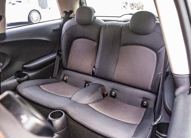 2016年式MINI ONE 加裝衛星導航系統 I-KEY 循跡防滑 怠速熄火 電折後視鏡 冷暖空調 僅跑9萬多公里  第8張相片