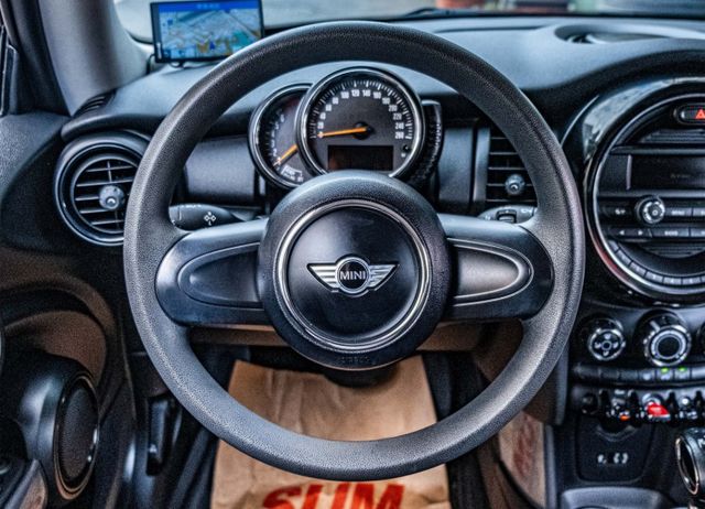 2016年式MINI ONE 加裝衛星導航系統 I-KEY 循跡防滑 怠速熄火 電折後視鏡 冷暖空調 僅跑9萬多公里  第12張相片