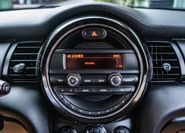 2016年式MINI ONE 加裝衛星導航系統 I-KEY 循跡防滑 怠速熄火 電折後視鏡 冷暖空調 僅跑9萬多公里  第13張相片