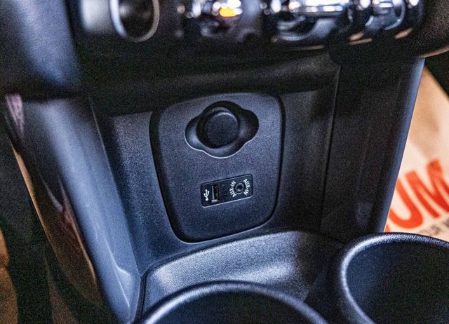 2016年式MINI ONE 加裝衛星導航系統 I-KEY 循跡防滑 怠速熄火 電折後視鏡 冷暖空調 僅跑9萬多公里  第16張相片