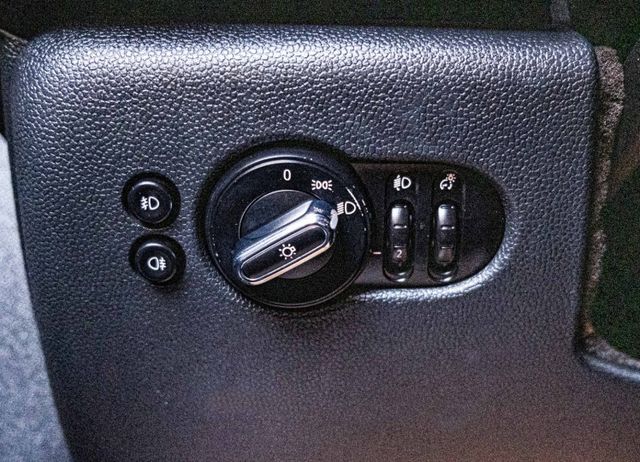 2016年式MINI ONE 加裝衛星導航系統 I-KEY 循跡防滑 怠速熄火 電折後視鏡 冷暖空調 僅跑9萬多公里  第19張相片