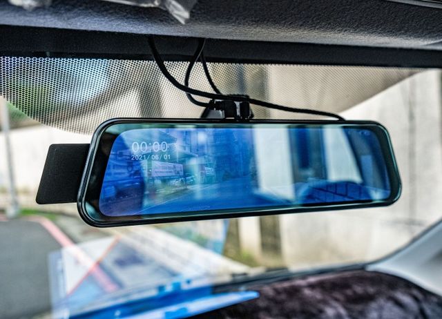Zinger貨卡晶鑽型 定速巡航 倒車雷達 電子後視鏡 17吋圈 加裝升縮捲簾 載重700公斤 僅跑3萬多公里  第13張相片