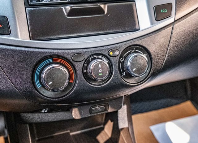 Zinger貨卡晶鑽型 定速巡航 倒車雷達 電子後視鏡 17吋圈 加裝升縮捲簾 載重700公斤 僅跑3萬多公里  第15張相片