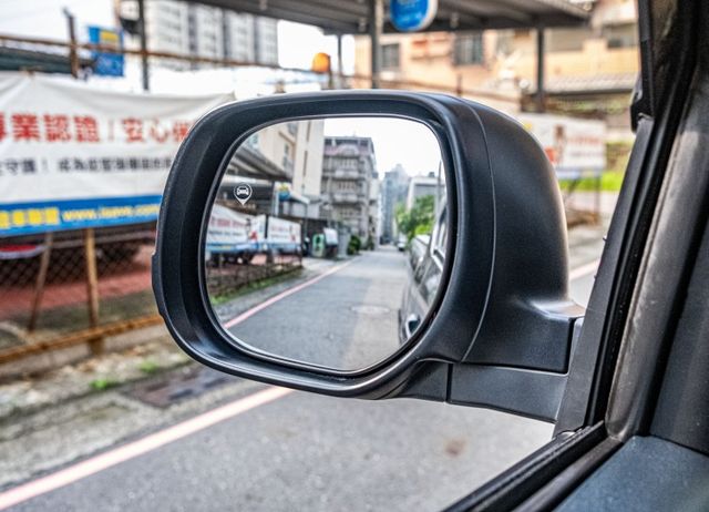 Zinger貨卡晶鑽型 定速巡航 倒車雷達 電子後視鏡 17吋圈 加裝升縮捲簾 載重700公斤 僅跑3萬多公里  第18張相片