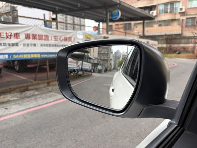 1.2輕油電 GLX版 倒車顯影 恆溫空調 ACC跟車 盲點偵測 車偏 倒車顯影 僅跑6萬公里 全車原版件  第12張相片