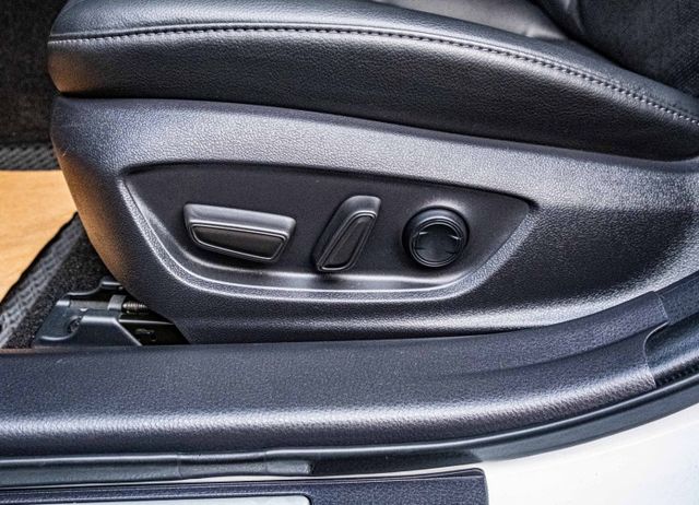 2023年領 尊爵精裝版 TSS2.0駕駛輔助 雙電動椅 I-KEY 倒車顯影 盲點偵測 儀表資訊幕 原廠保養保固中  第18張相片