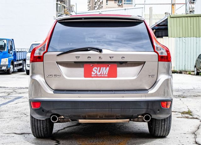 2011年XC60 T5版 HID頭燈 多功能方向盤 車頂行李架 電動尾門 雙區恆溫空調 瑞典戰車  第3張相片