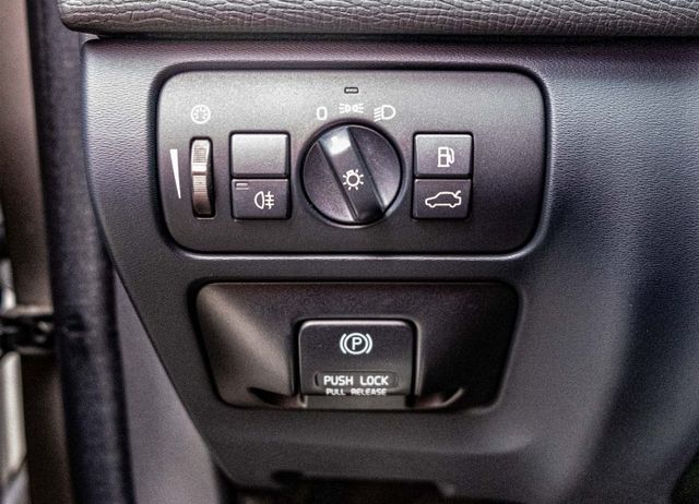2011年XC60 T5版 HID頭燈 多功能方向盤 車頂行李架 電動尾門 雙區恆溫空調 瑞典戰車  第18張相片