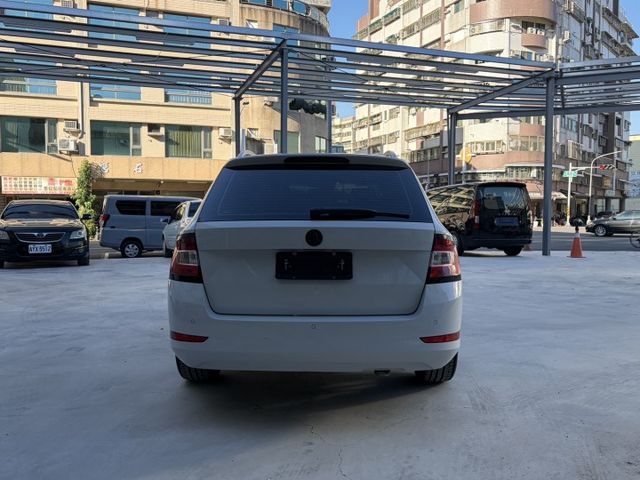 Fabia Combi 1.0 TSI版 全景天窗 盲點偵測 ACC跟車 胎壓偵測 恆溫空調 I-Key LED日行燈  第2張相片