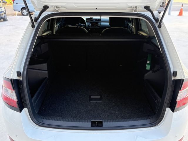 Fabia Combi 1.0 TSI版 全景天窗 盲點偵測 ACC跟車 胎壓偵測 恆溫空調 I-Key LED日行燈  第3張相片