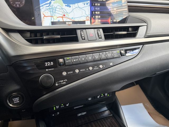 2019年式 旗艦版 電動通風加熱座椅 電動尾門 衛星導航 倒車顯影 盲點偵測 雙區恆溫空調 固定原廠保養  第11張相片