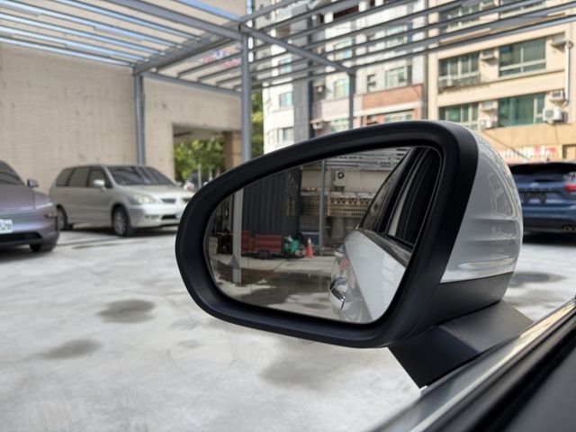 運動版 倒車顯影 盲點偵測 ACC跟車 跑車座椅 環倉氣氛燈 多功能方向盤 僅跑一萬多公里 原廠保固中  第13張相片