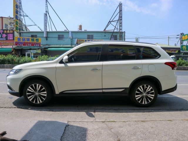 【僅跑４萬 全車原鈑件】７安｜CARPLAY｜I-KEY｜ACC跟車｜車道偏移輔助｜導航｜倒車顯影｜後座出風｜方向盤快控  第3張相片