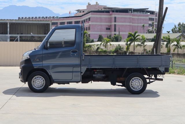 【小改款 自排小貨車】一手車│原鈑件│盲點偵測│安全氣囊│定速巡航│方向盤快控鍵│胎壓偵測│ABS│光感應頭燈│  第2張相片
