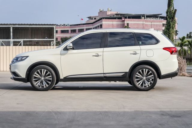 【僅跑６萬多 全車原鈑件】I-KEY│ACC跟車│車道偏移輔助│CARPLAY│倒車顯影│ISOFIX│後座出風│  第2張相片