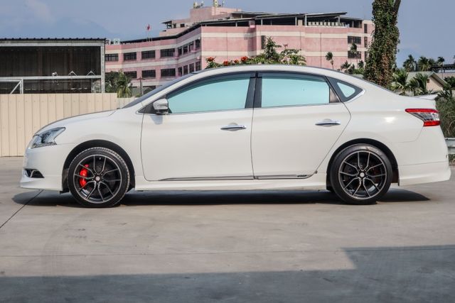 【最頂級旗艦環景版 里程僅跑５萬多】全車原鈑件│原廠保養│電動椅│４安│環景影像│衛星導航│盲點偵測│後座出風│數位電視  第3張相片